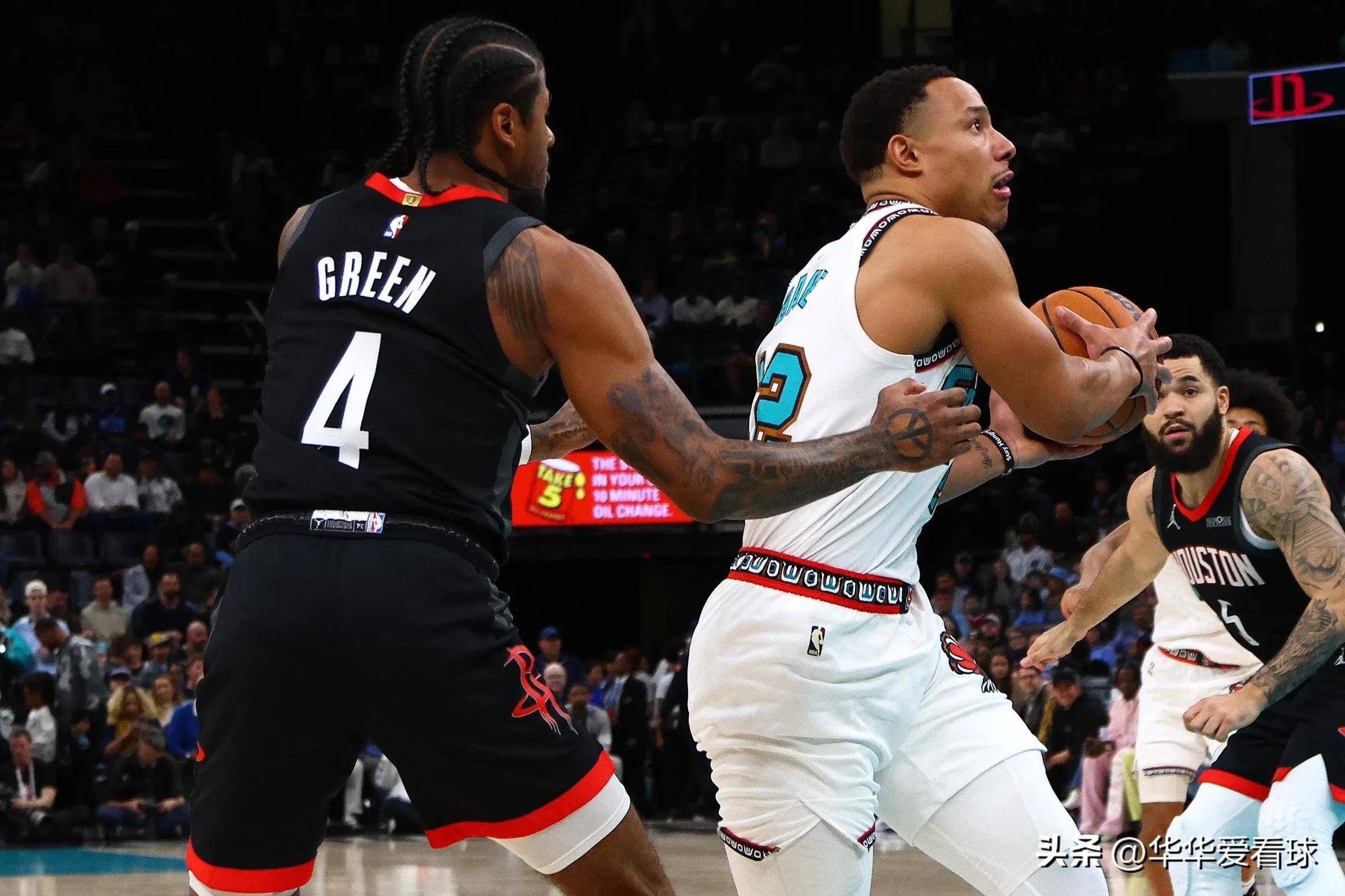 湖人球星三分绝杀，全场观众热烈欢呼，行业记者.爱游戏App免费下载