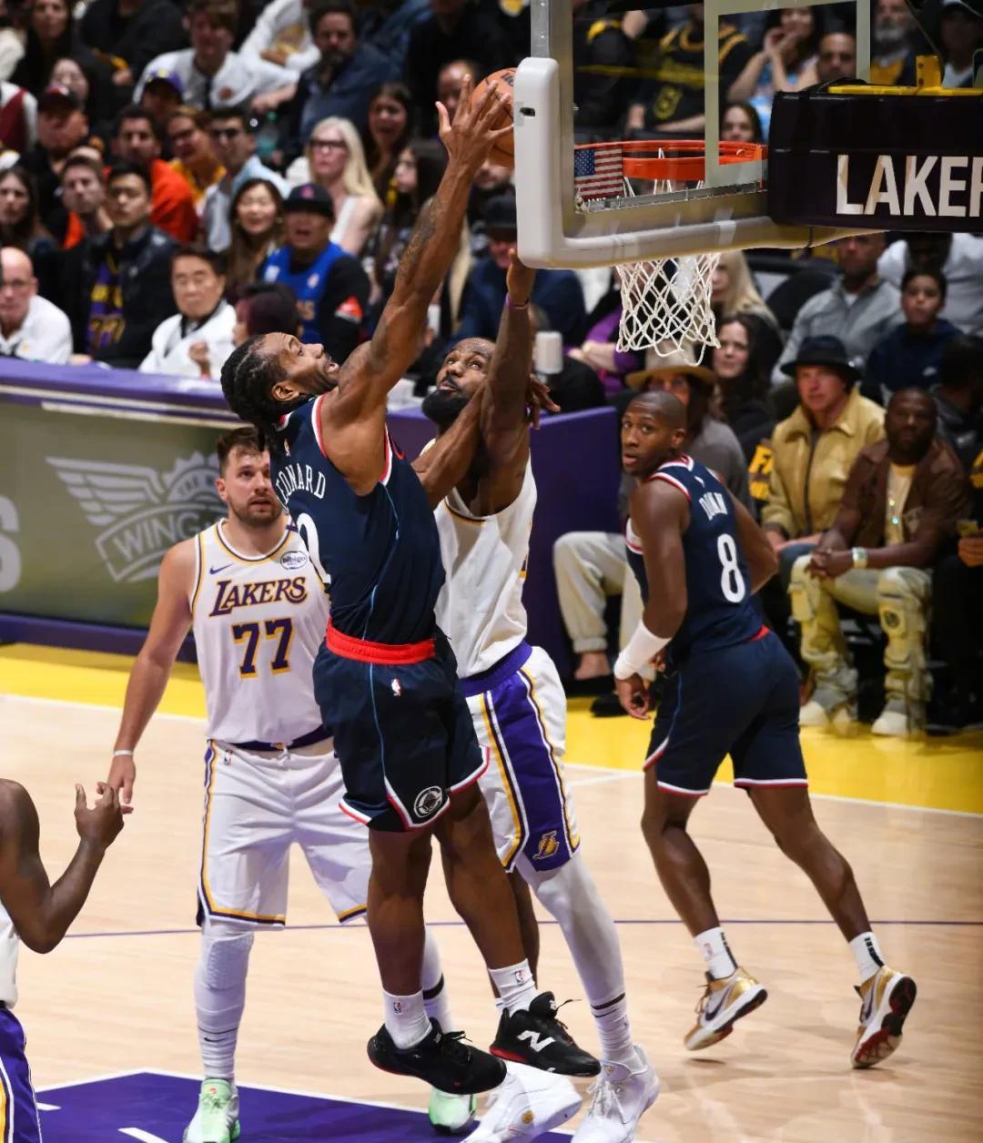  詹姆斯在德国队比赛中比赛规则变更，战术调整引发热议！气势如虹延续爱游戏App官网